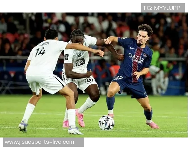 英超激战：AC米兰狂胜皇马红牌事件引发全场热议与转会传闻