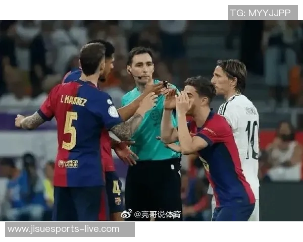 国王杯惊天冷门尤文图斯大胜巴萨引发争议判罚全场沸腾